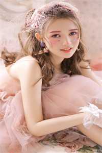 亲妈资助了四年的贫困生，竟是我的死对头？无广告